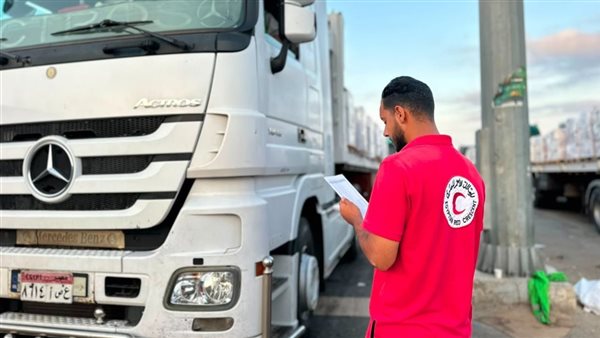 الهلال الأحمر يطلق القافلة الـ250 من “زاد العزة” لدعم غزة بالمساعدات الإنسانية (صور)