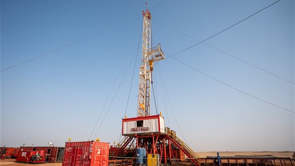 بعد توقفه لـ4 سنوات، وزير البترول يتفقد أعمال الحفر بحقل البركة في أسوان