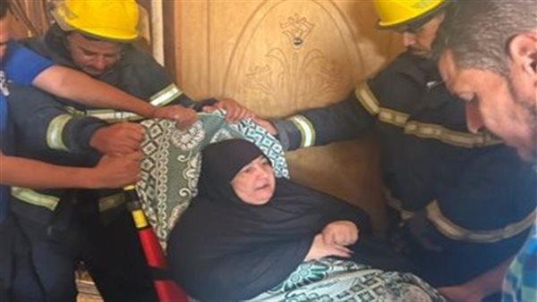 استجابة انسانية من شرطة كفر الشيخ، نقل سيدة مريضة للمستشفى بعد تعذر حركتها