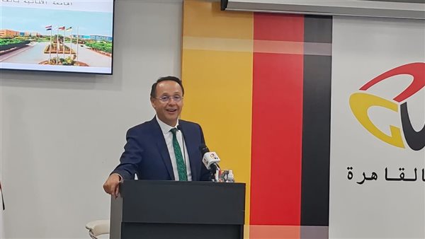 رئيس مجلس أمناء الجامعتين الألمانية بالقاهرة والدولية يكرّم أوائل الثانوية العامة بمنح دراسية كاملة
