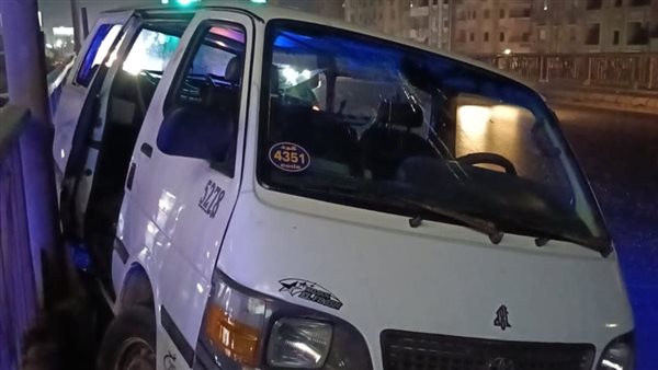 مصرع شخصين وإصابة 12 في انقلاب ميكروباص بصحراوي المنيا