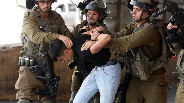 الاحتلال الإسرائيلي يعتقل 10 فلسطينيين من أسرة واحدة في بيت لحم
