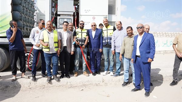 محافظ مطروح يتفقد سيارتي تموين الغاز بالكيلو 2
