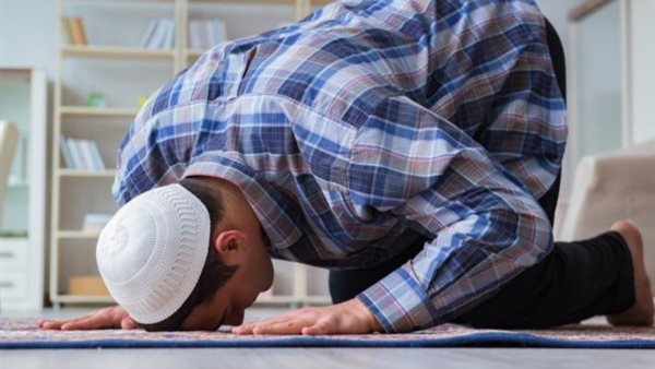 أمين الفتوى يوضح حكم تغميض العينين في الصلاة (فيديو)