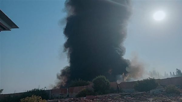 30 سيارة إطفاء تشارك في إخماد حريق وحدة التحفظ على السيارات بالإسكندرية