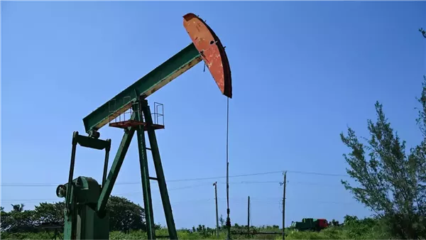 برنت بـ 87.69 دولار للبرميل، النفط ينخفض مع تراجع توقعات الطلب ومخاطر إمدادات الشرق الأوسط