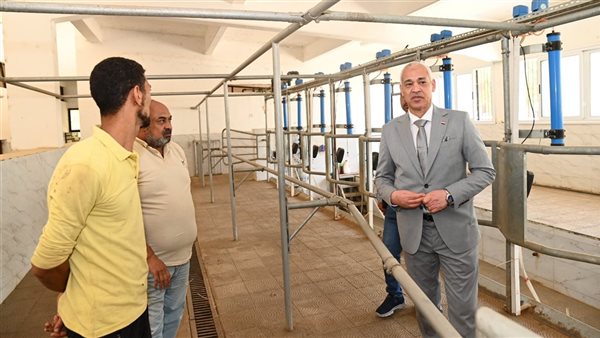 رئيس جامعة أسيوط يتفقد المحلب الآلي بمزرعة الإنتاج الحيواني لمتابعة التشغيل
