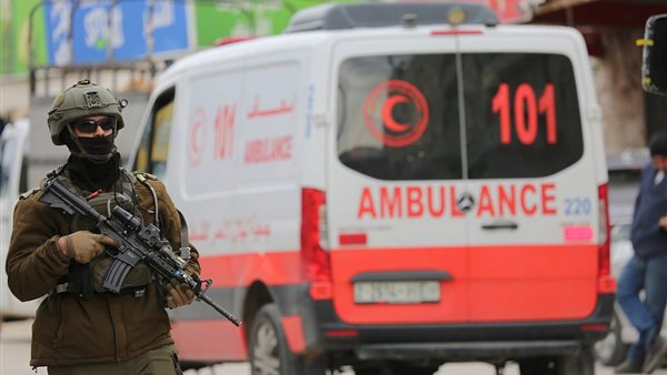 930 نقطة تفتيش إسرائيلية تحول سيارات الإسعاف في الضفة الغربية إلى عربات لنقل الموتى.. تحقيق لمجلة “972+” يرصد صعوبة وصول النساء الفلسطينيات الحوامل إلى المستشفيات