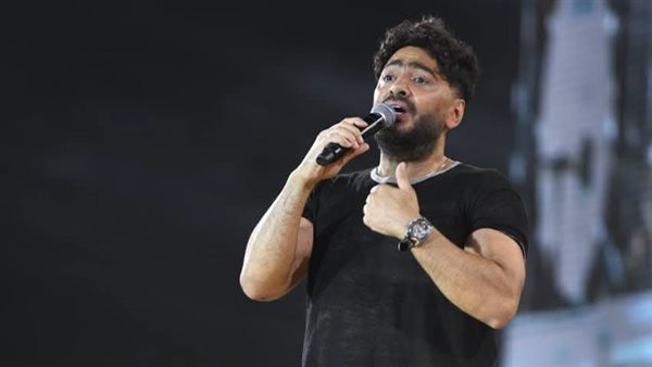 بالأسود، أول ظهور لتامر حسني في حفله الساحل بعد وفاة والده، ماذا قال للجمهور (صور)