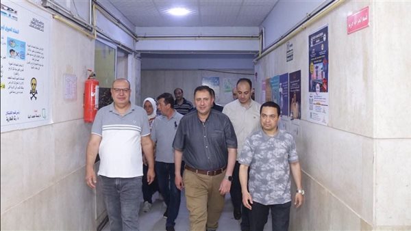 محافظ دمياط يتفقد المستشفى العام لمتابعة الخدمات الصحية والتواصل مع المرضى (صور)