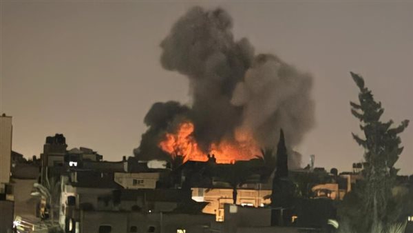 مصابون في غارة إسرائيلية على شقة سكنية وسط قطاع غزة