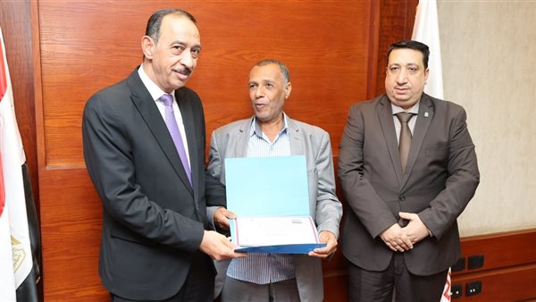 محافظ سوهاج يكرّم مواطنًا لتبرعه بجزء من أرضه للنفع العام