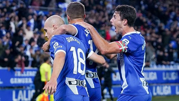 أوباميانج يسجل في تعادل ديبورتيفو لاكورنيا مع إلتشي في الدوري الإسباني