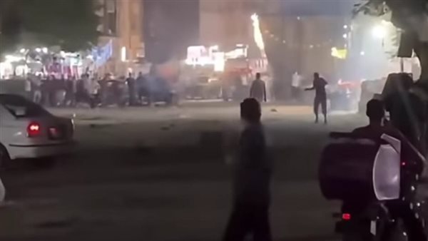 قفلوا الشارع، مشاجرة بالأسلحة البيضاء أمام مستشفى الصدر بالعمرانية، والأهالي يغلقون منازلهم ومحالهم (فيديو)
