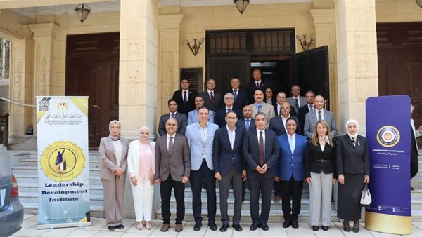 الأعلى للجامعات ومعهد إعداد القادة يختتمان فعاليات البرنامج التدريبي للمرشحين لشغل منصب رئيس جامعة