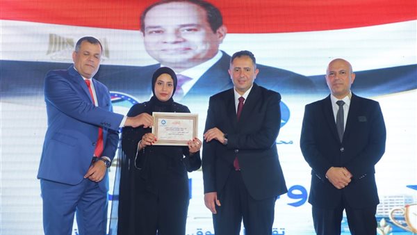 محافظ دمياط يكرم أوائل الشهادات العامة والأزهرية والدبلومات (صور)