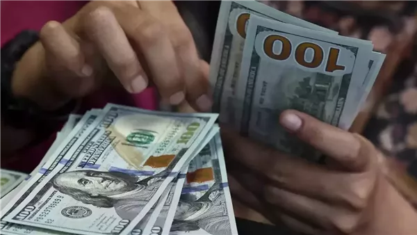انهيار حاد في سعر الدولار مقتربا من أدنى مستوياته في 3 أشهر وتدخل عاجل من الخزانة الأمريكية