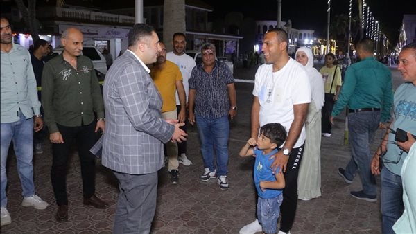 محافظ دمياط يلتقي المصطافين برأس البر ويشدد على إزالة الإشغالات باللسان