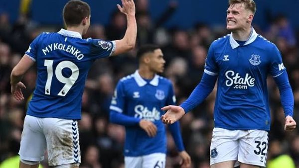 إيفرتون يهزم كريستال بالاس بثنائية في الدوري الإنجليزي