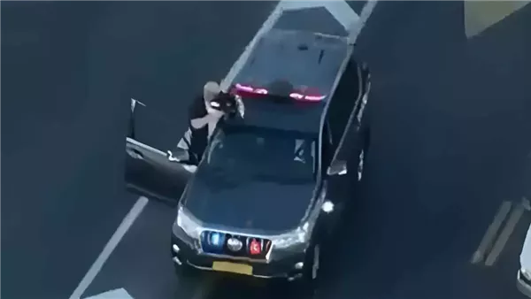 ألاعيب انتخابية أم حدث أمني، حارس نتنياهو بوجه سلاحه نحو “هدف غامض” ويثير الرعب في تل أبيب (فيديو)