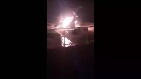 الجيش اليمني: الحوثيون استهدفوا ميناء المخا بصواريخ بالستية (فيديو)