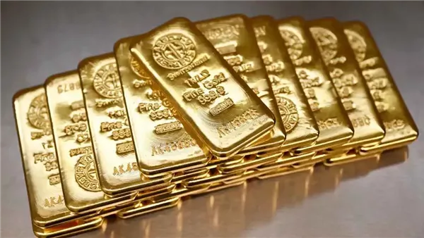 بعد انخفاض 24 ساعة فقط، الذهب يعاود الارتفاع وسط ترقب لتصريحات رئيس المركزي الأمريكي