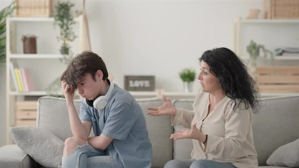 ابنك يرفض الحديث معك، 7 أخطاء صغيرة وراء إغلاقه باب الحوار