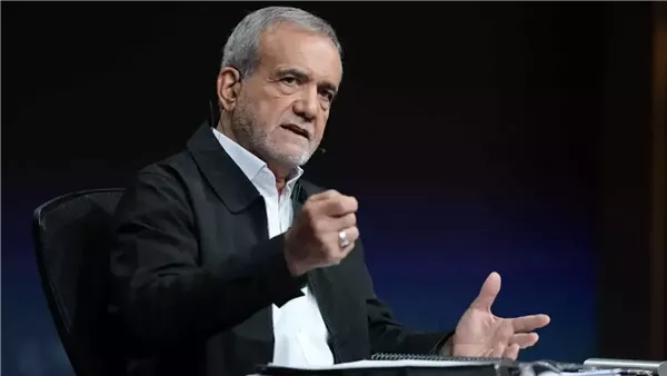 الرئيس الإيراني يطالب واشنطن بتنفيذ 4 شروط لفتح “مسار عبور” في مضيق هرمز