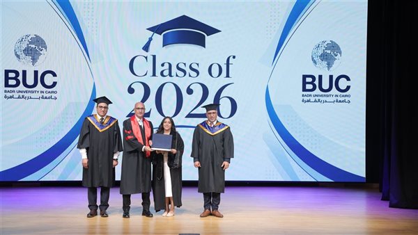 بعد إحالة الواقعة للتحقيق، فيديو يوضح احتفال طالبة جامعة بدر بحفل التخرج