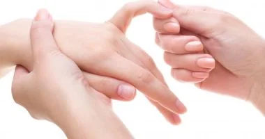 تيبس اليدين صباحًا.. لماذا يحدث وما الأمراض التى قد يكشفها؟
