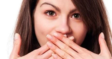 أسباب الزغطة ومتى تستدعى استشارة الطبيب.. من تناول الطعام بسرعة للتوتر