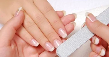 انظر إلى أظافرك.. 5 تغيرات قد تكشف مشكلة صحية لا تتجاهلها