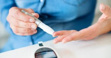 احذر تقلبات السكر فى الدم.. متى يكفى الطعام ومتى تحتاج إلى تدخل طبى؟