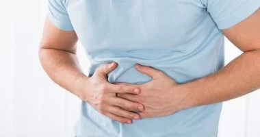لماذا يشعر البعض بالانتفاخ باستمرار بعد تناول الطعام.. 7 نصائح لهضم مريح