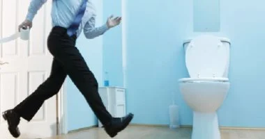 لون البول يكشف الكثير عن صحتك.. متى يكون طبيعيًا ومتى يستدعي زيارة الطبيب؟