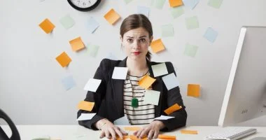 الصداع واضطرابات المعدة أبرزها.. 8 علامات تكشف إصابتك بالتوتر