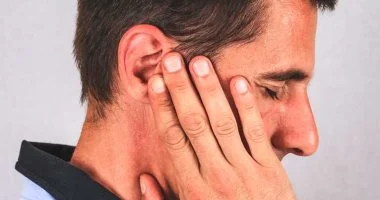 بين الجفاف والأمراض الخطيرة.. متى تكشف حكة الأذن المستمرة عن مشكلة صحية خفية؟