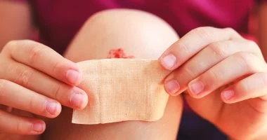 جرح صغير على الشاطئ قد يتحول إلى طوارئ طبية.. كيف تسبب مياه البحر عدوى؟