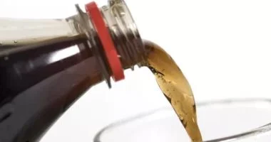 ماذا يحدث في جسمك بعد تناول زجاجة مياه غازية؟