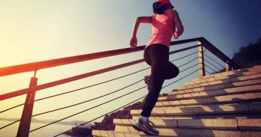 تجنب المصعد.. صعود السلم يقلل خطر الوفاة بأمراض القلب