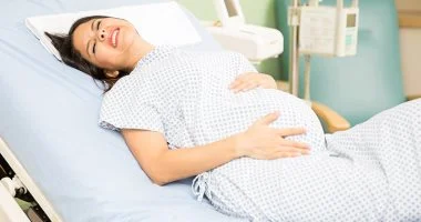 بعيدًا عن الخرافات الشعبية.. حيلة بسيطة لتحفيز وتسهيل الولادة الطبيعية