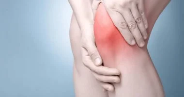طقطقة الركبة لدى النساء.. متى تكون طبيعية ومتى تكشف مشكلة تحتاج إلى علاج