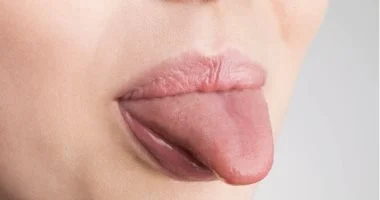 ماذا يكشف لسانك عن صحتك؟.. 7 تغيرات لا تتجاهلها ومتى تحتاج لزيارة الطبيب