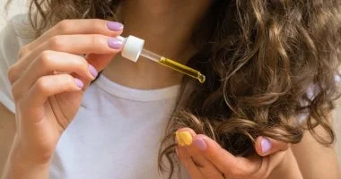 3 فوائد يقدمها زيت الخروع لصحة الشعر.. وهل يساعد حقًا على زيادة نموه؟