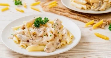 طريقة عمل مكرونة وايت صوص بدون كريمة.. بدائل بسيطة من مكونات البيت