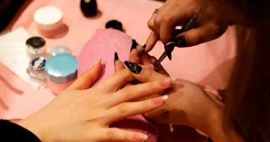 حظر طلاء الأظافر الجل فى بريطانيا.. كيف يؤثر على الصحة؟