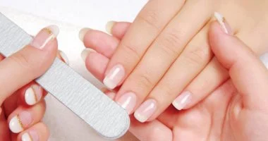 ليس دائما نقص الكالسيوم.. أسباب وجود بقع بيضاء على الأظافر