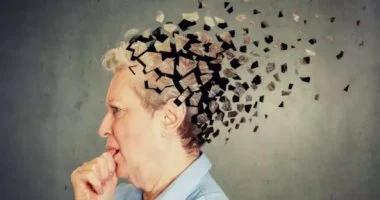 مشكلات بالمشي وصعود الدرج.. أبرز علامات الخرف المبكرة التي يجب الانتباه إليها