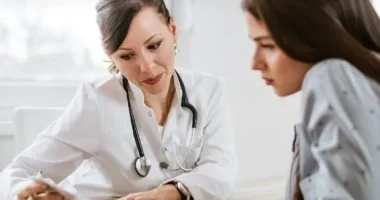 هل يغير التوتر والقلق نتائج التحاليل؟.. كيف يؤثران على السكر وضغط الدم