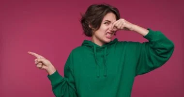 هل الألومنيوم فى مزيلات العرق يسبب السرطان؟.. اعرف الحقيقة ومتى يجب الحذر